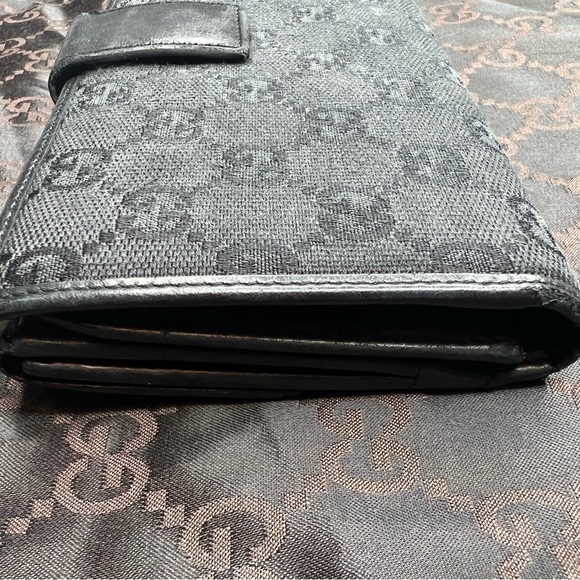 Authentic GUCCI wallet - Picture 15 of 16